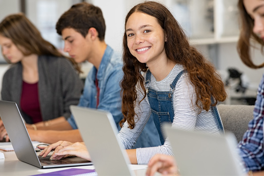Junge Menschen arbeiten an Ihren Laptops