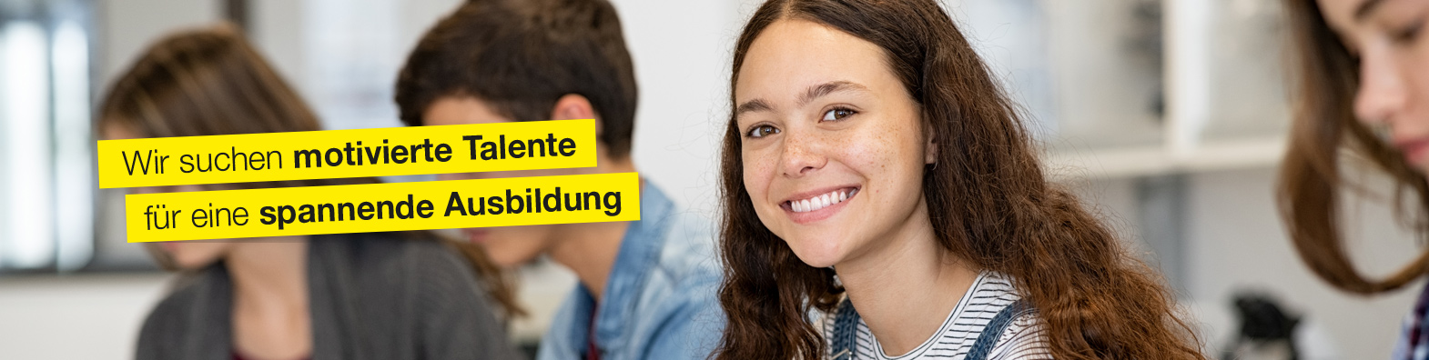 Junge Menschen arbeiten an Ihren Laptops