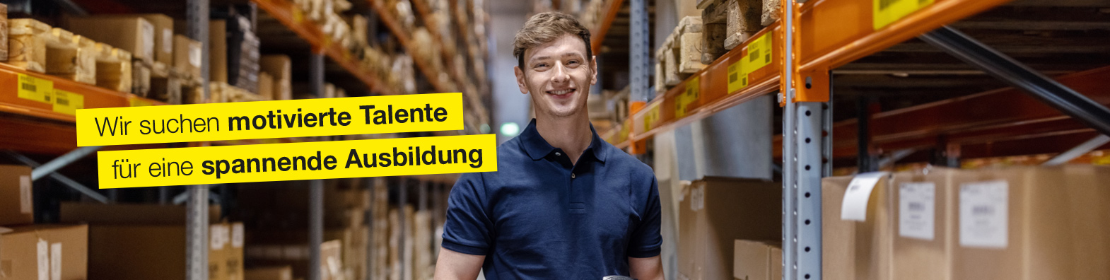 Mitarbeiter steht im Lager