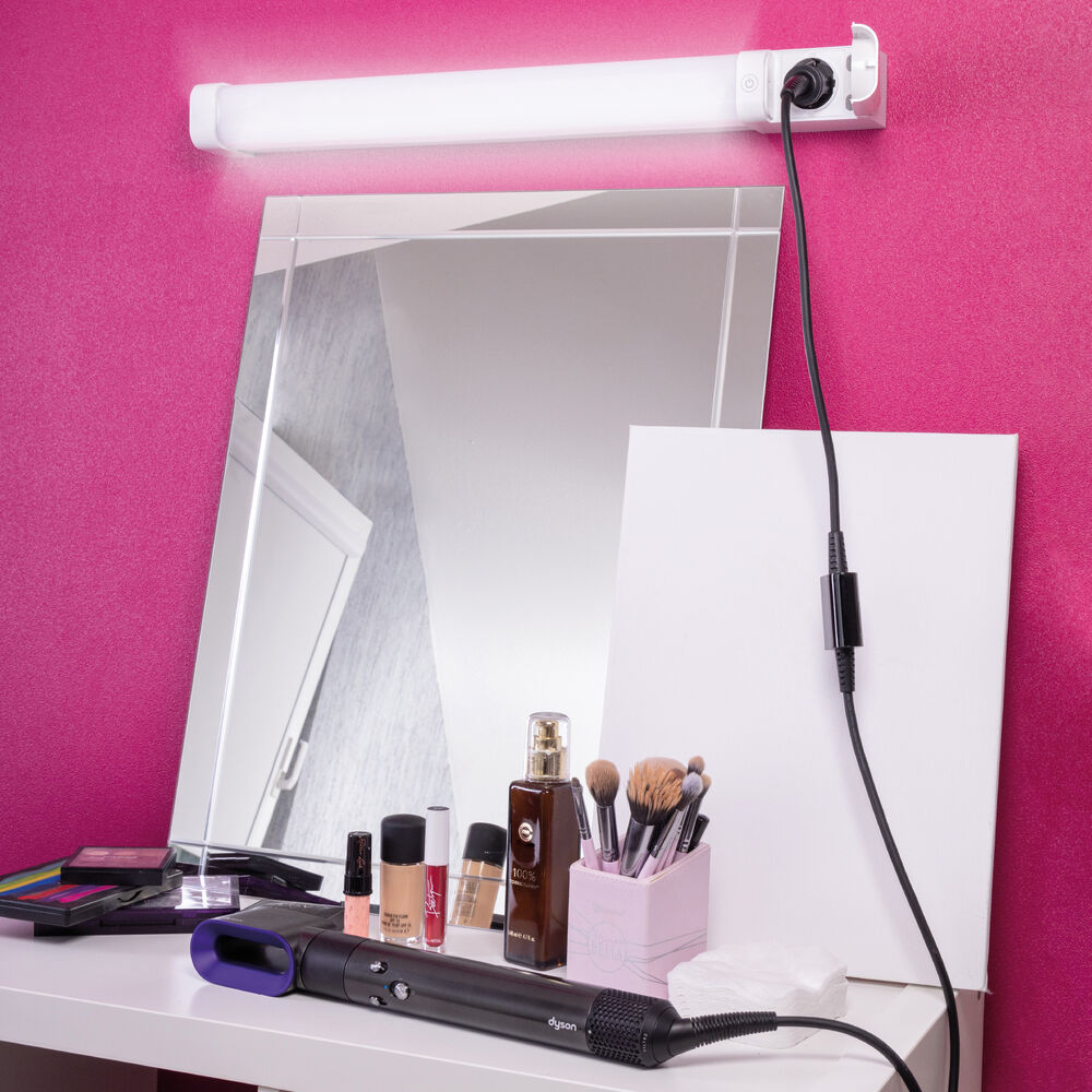 Spiegelleuchte, LED/15W, mit Steckdose Bild 6