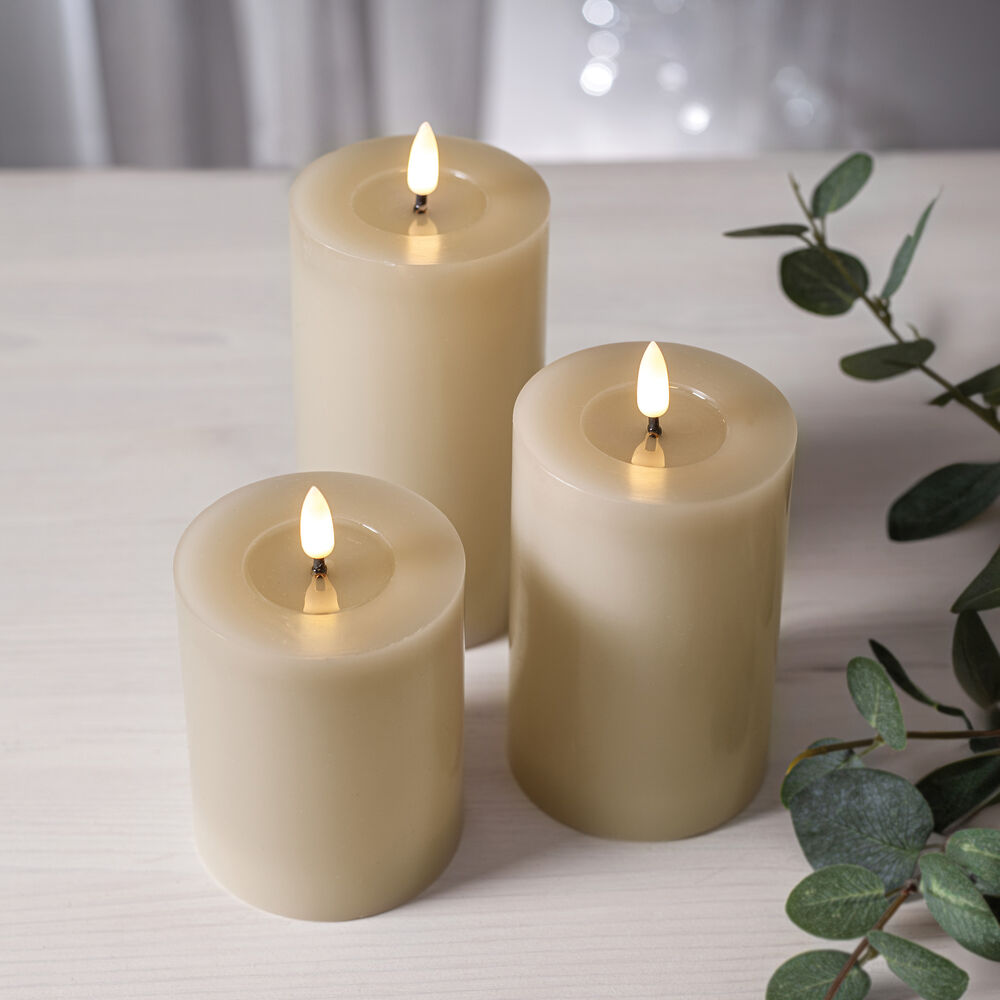 Echtwachskerze, FLAMME FLOW, 1 warmweie flackernde LED, mit Wachsspiegeloptik, beige Bild 3