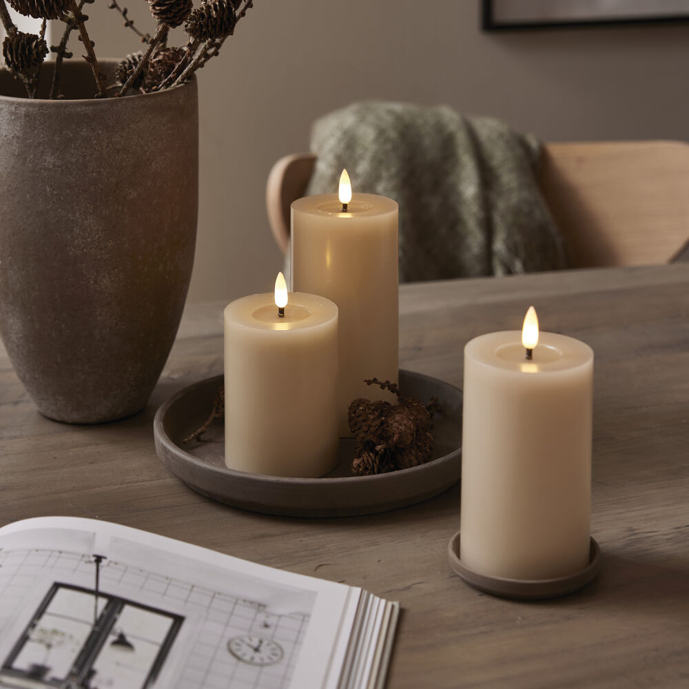 Echtwachskerze, FLAMME FLOW, 1 warmweie flackernde LED, mit Wachsspiegeloptik, beige Bild 4
