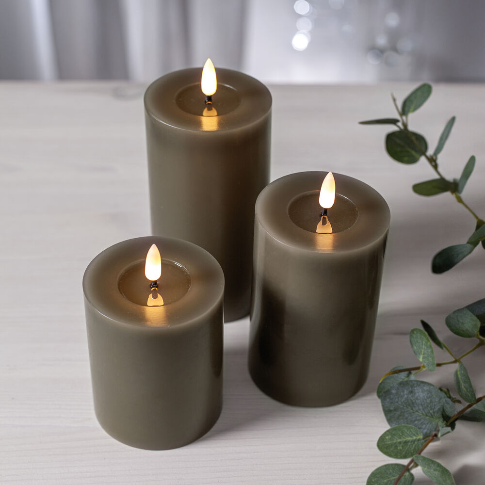 Echtwachskerze, FLAMME FLOW, 1 warmweie flackernde LED, mit Wachsspiegeloptik, graubraun Bild 3