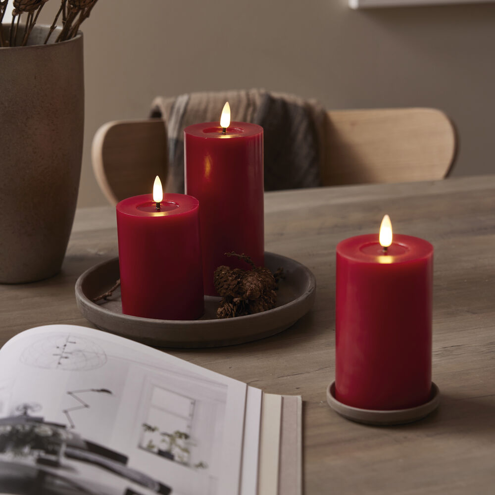 Echtwachskerze, FLAMME FLOW, 1 warmweie flackernde LED, mit Wachsspiegeloptik, rot Bild 3