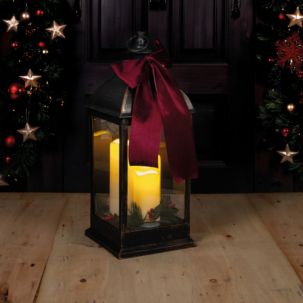 Laterne, Tannengr�n und Beeren, 3 LED-Kerzen, warmwei� flackernde LEDs